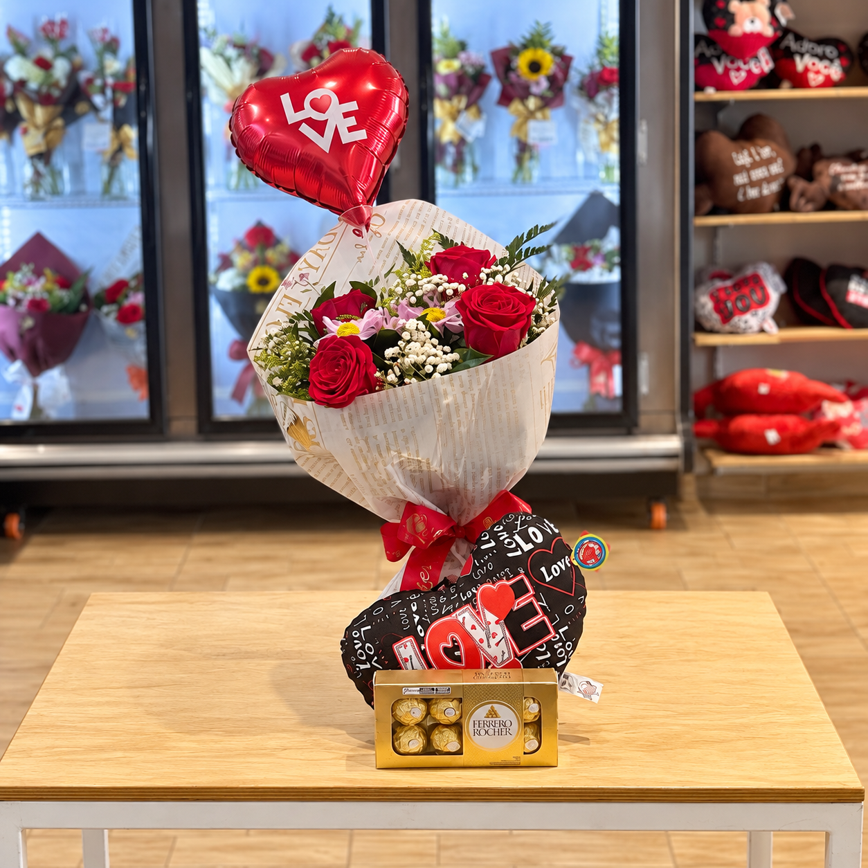 Combo Buquê 4 rosas+ Balão P+ Coração de Pelúcia+ Ferreiro Rocher