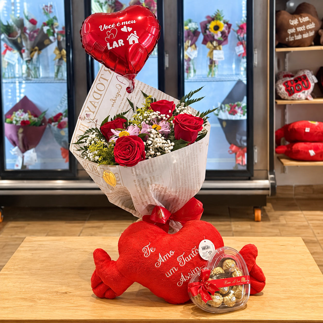 Combo Buquê 4 rosas+ Balão P+ Almofada+ ferreiro Rocher