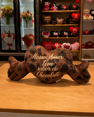 Almofada Coração Com Braços Nosso Amor Tem Sabor De Chocolate