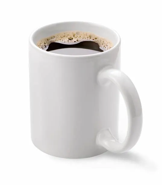 Caneca branca com café preto e espuma na superfície, alça visível ao lado direito
