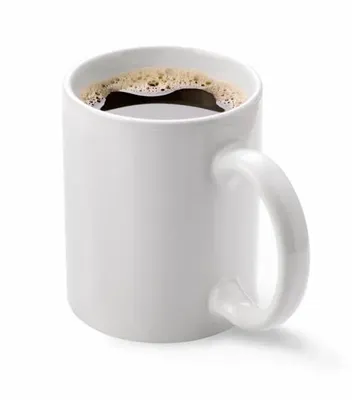 Caneca branca com café preto e espuma na superfície, alça visível ao lado direito