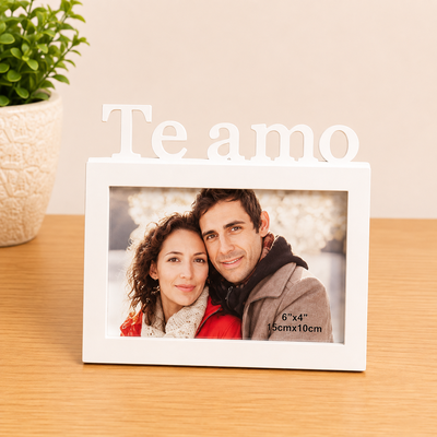 Porta retrato 3D branco com a frase Te amo, exibindo foto de casal em ambiente claro e natural.