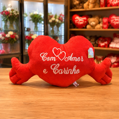 Almofada de Coração com Braços Com Amor e Carinho